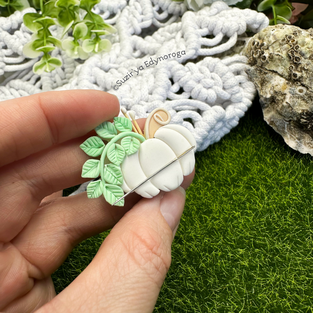 Магніт-тримач для голок “Білий гарбузик” (арт. 165) - Зображення 2